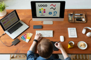 designer fazendo logotipos de empresas